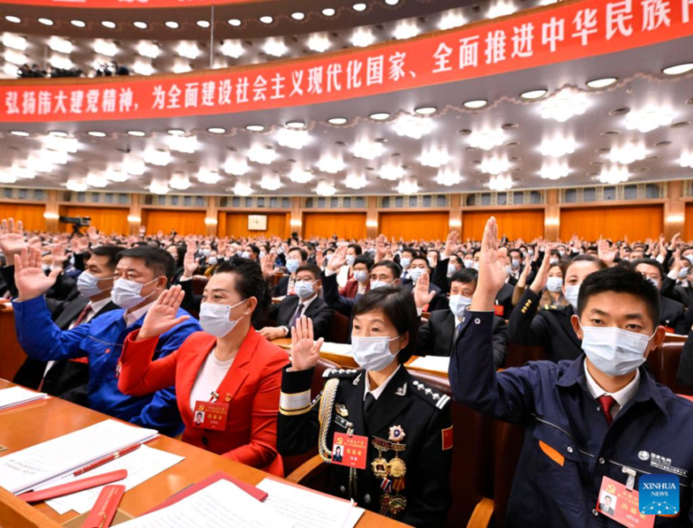 El PC de China reafirma su poder y en Europa persiste la convulsión política y social