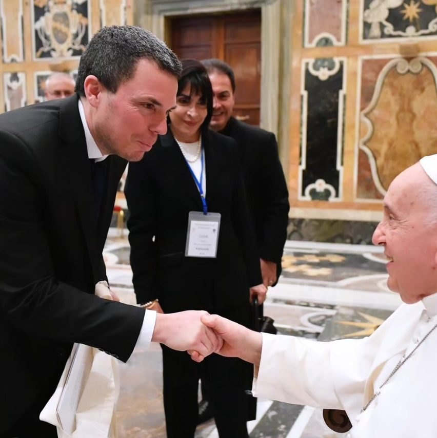 Federico Montero saluda al papa Francisco