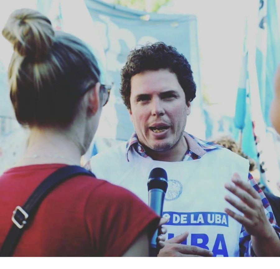 Federico Montero entrevistado durante una movilización