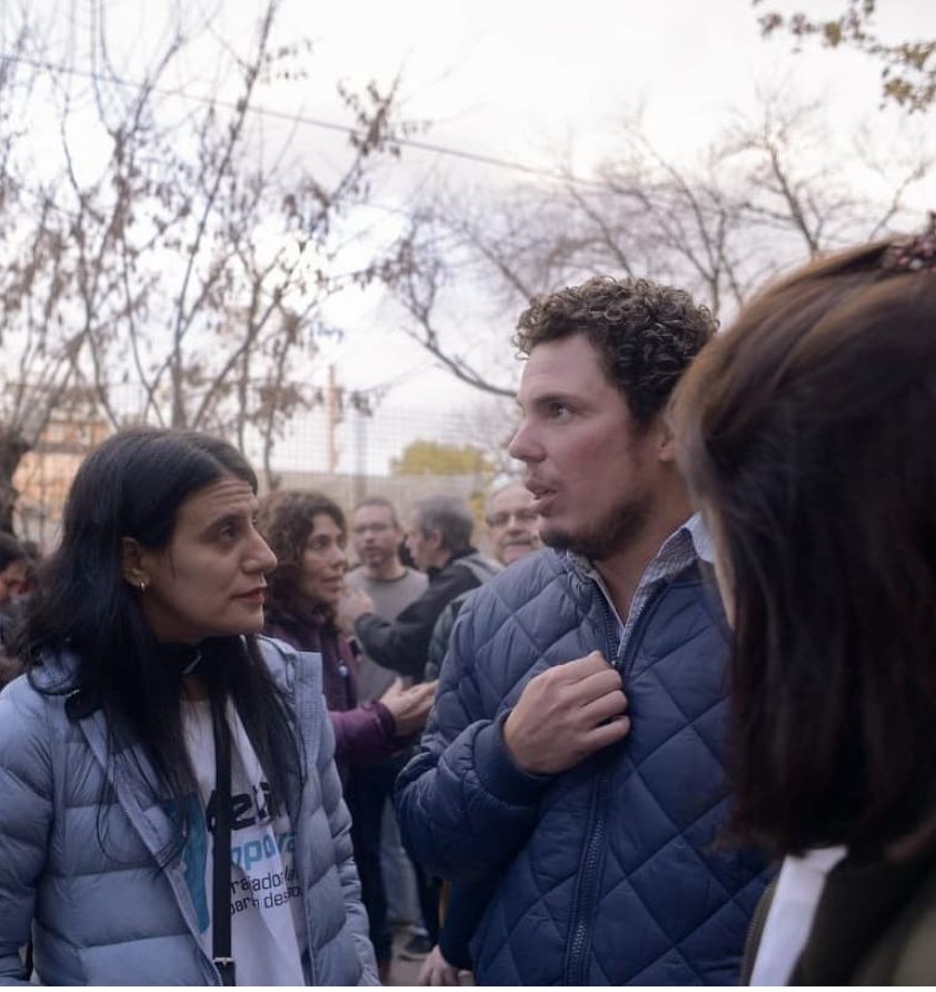 Federico Montero conversa durante una actividad al aire libre